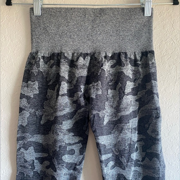 NVGTN Camo Seamless Contour Leggings Black Grey ~ Size Small - Picture 6 of 10